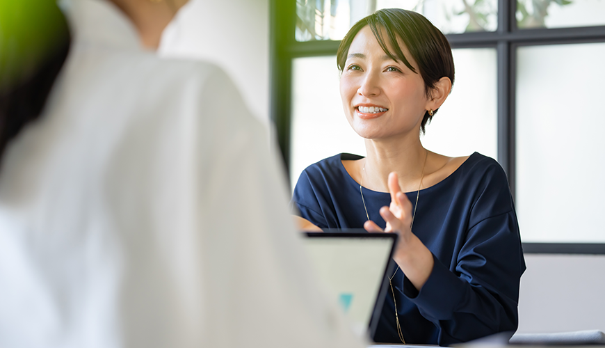 サービス説明をする笑顔の女性スタッフ